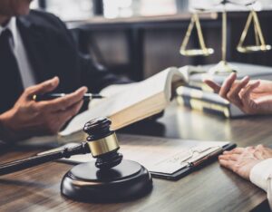 ¿cuánto cuesta contratar a un abogado?